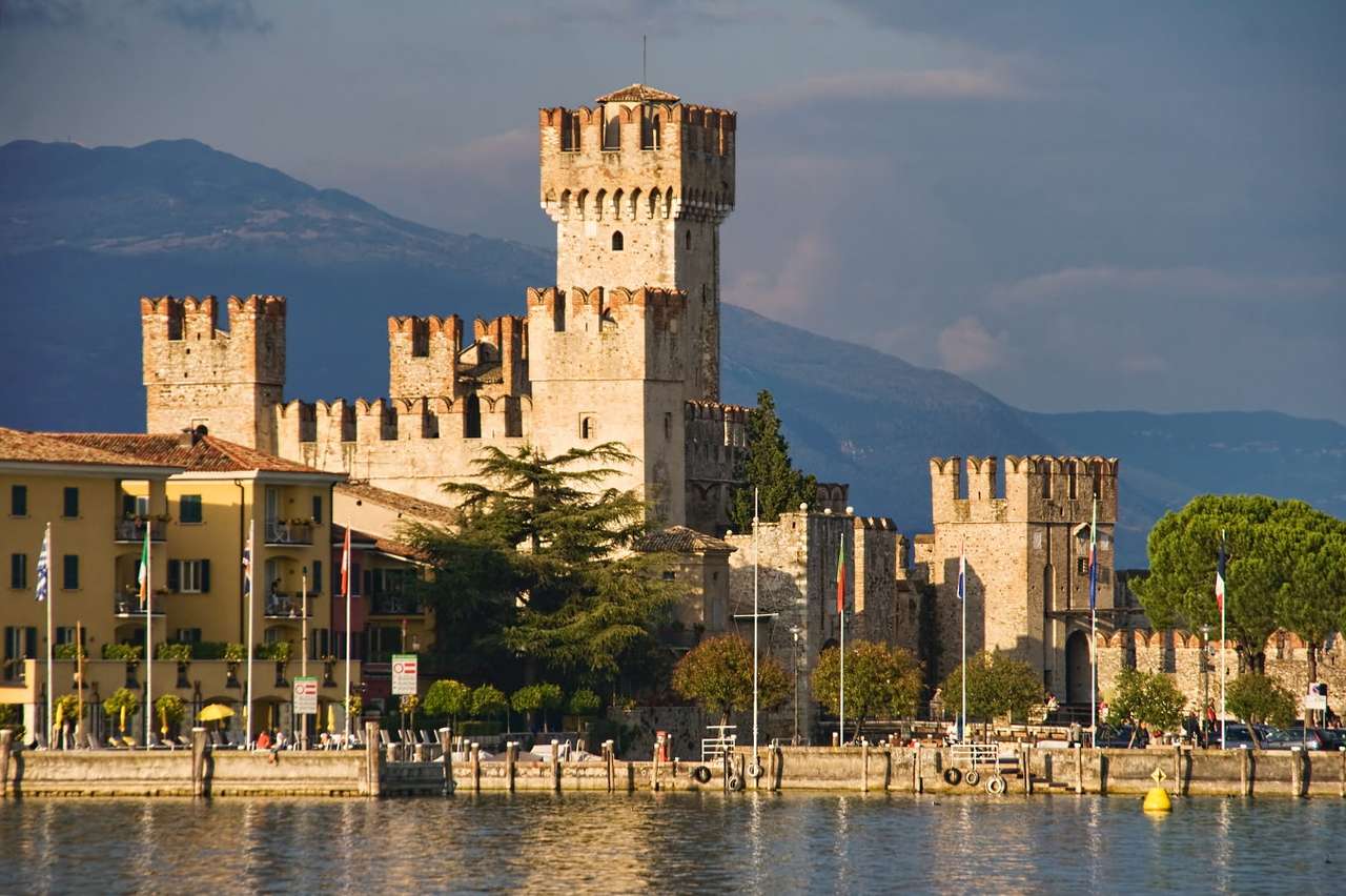 Zamek Scaligerów w Sirmione (Włochy) puzzle ze zdjęcia
