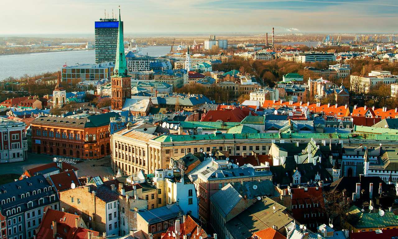 Panorama Rygi z Kościołem św. Piotra (Łotwa) puzzle ze zdjęcia