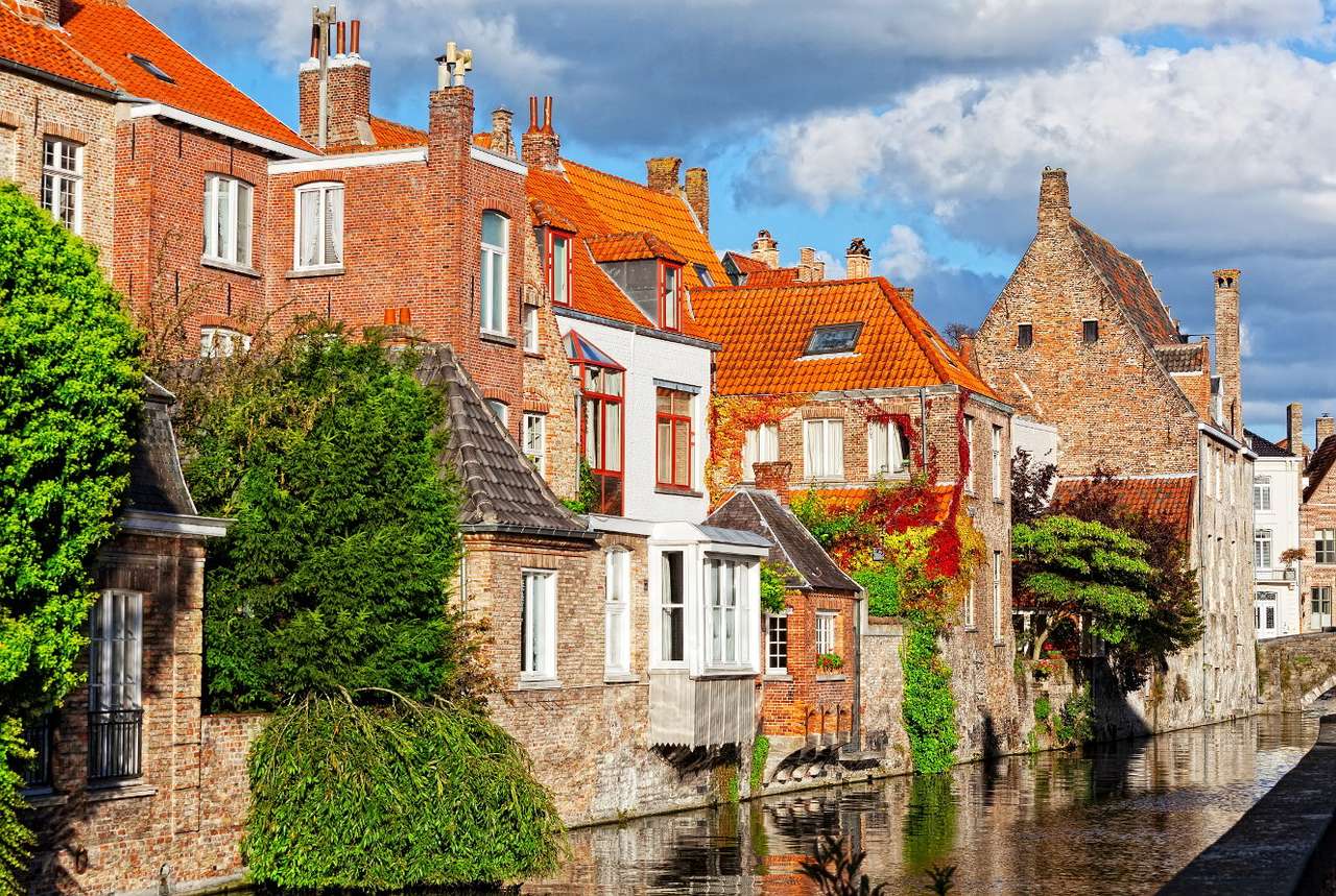 Kamienice nad kanałem w Brugii (Belgia) puzzle online ze zdjęcia