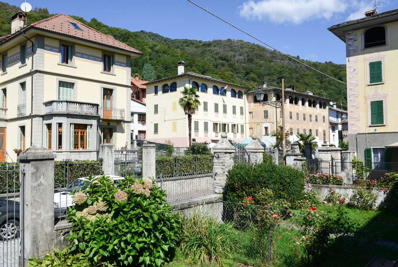 Kamienice w Civiasco (Włochy) puzzle online ze zdjęcia