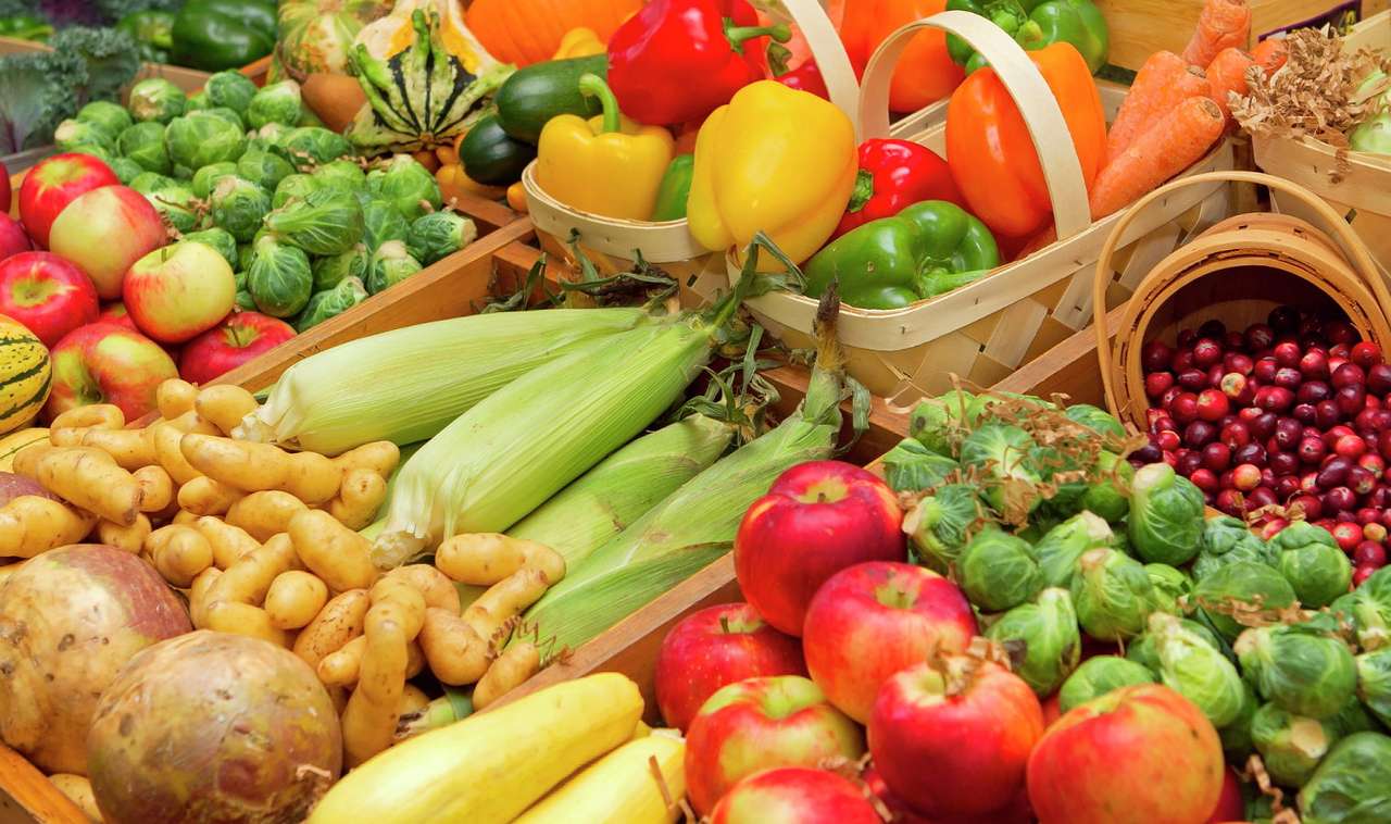 Kosze wypełnione warzywami i owocami puzzle online