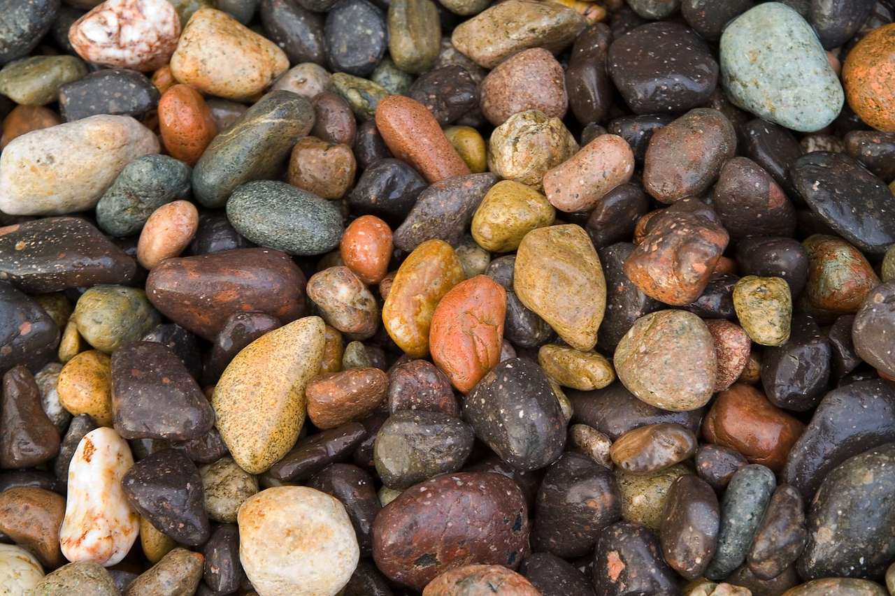 Mokre kamienie na plaży puzzle online