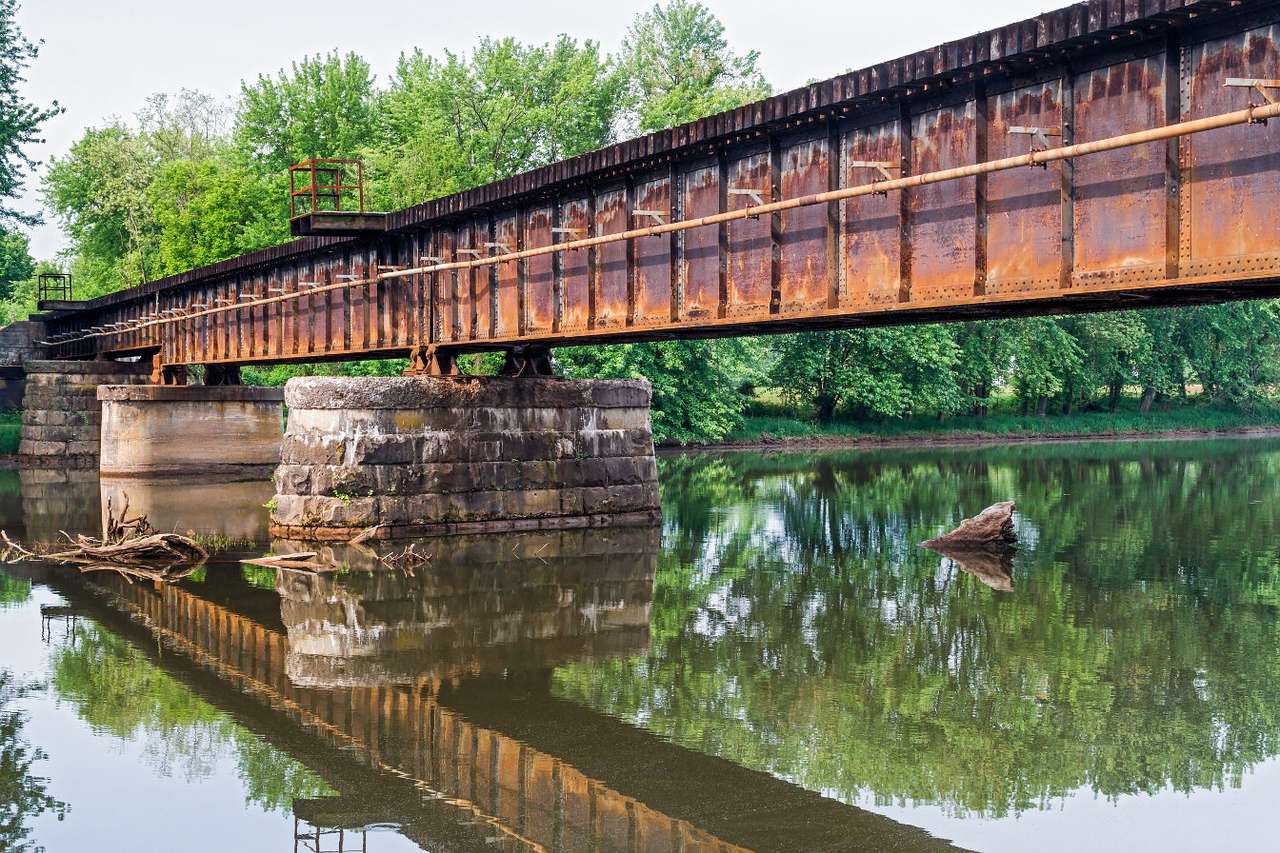 Zardzewiały most kolejowy na rzece Middle Island Creek (USA) puzzle online ze zdjęcia