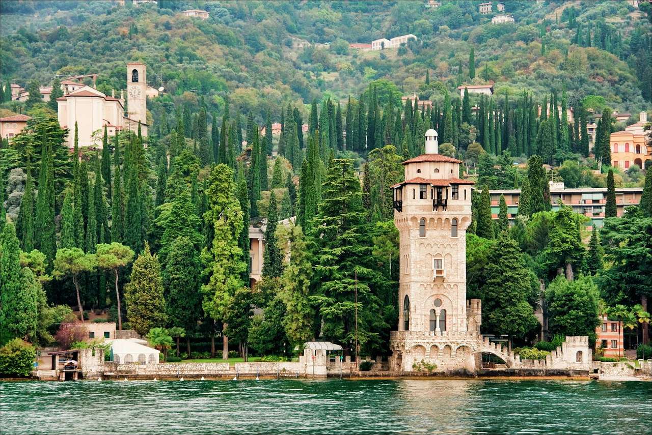 Latarnia morska nad jeziorem Garda (Włochy) puzzle online ze zdjęcia