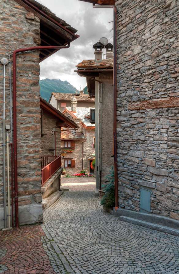 Wąska uliczka w miasteczku Verrand (Włochy) puzzle online