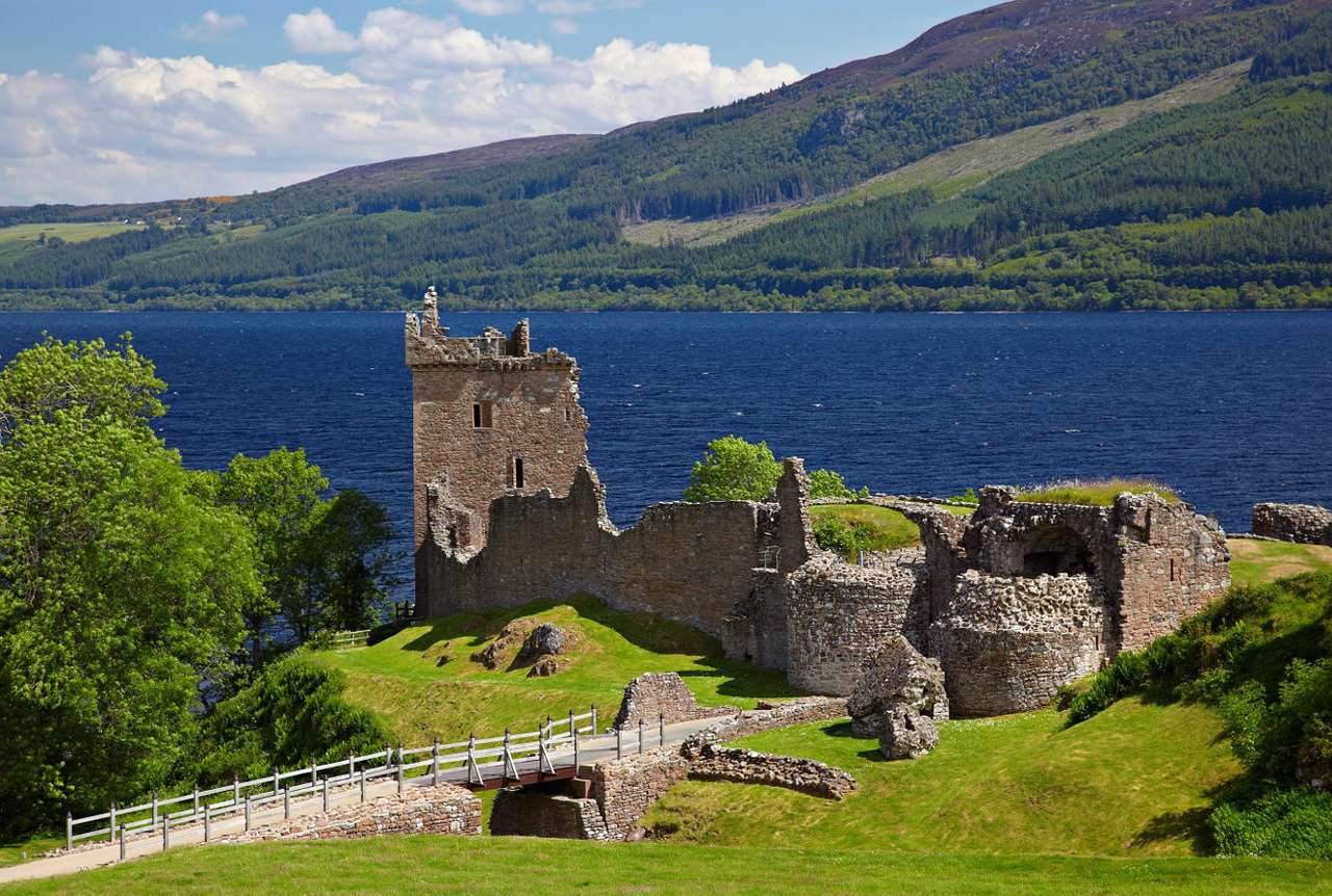 Ruiny zamku Urquhart nad jeziorem Loch Ness (Wielka Brytania) puzzle online ze zdjęcia
