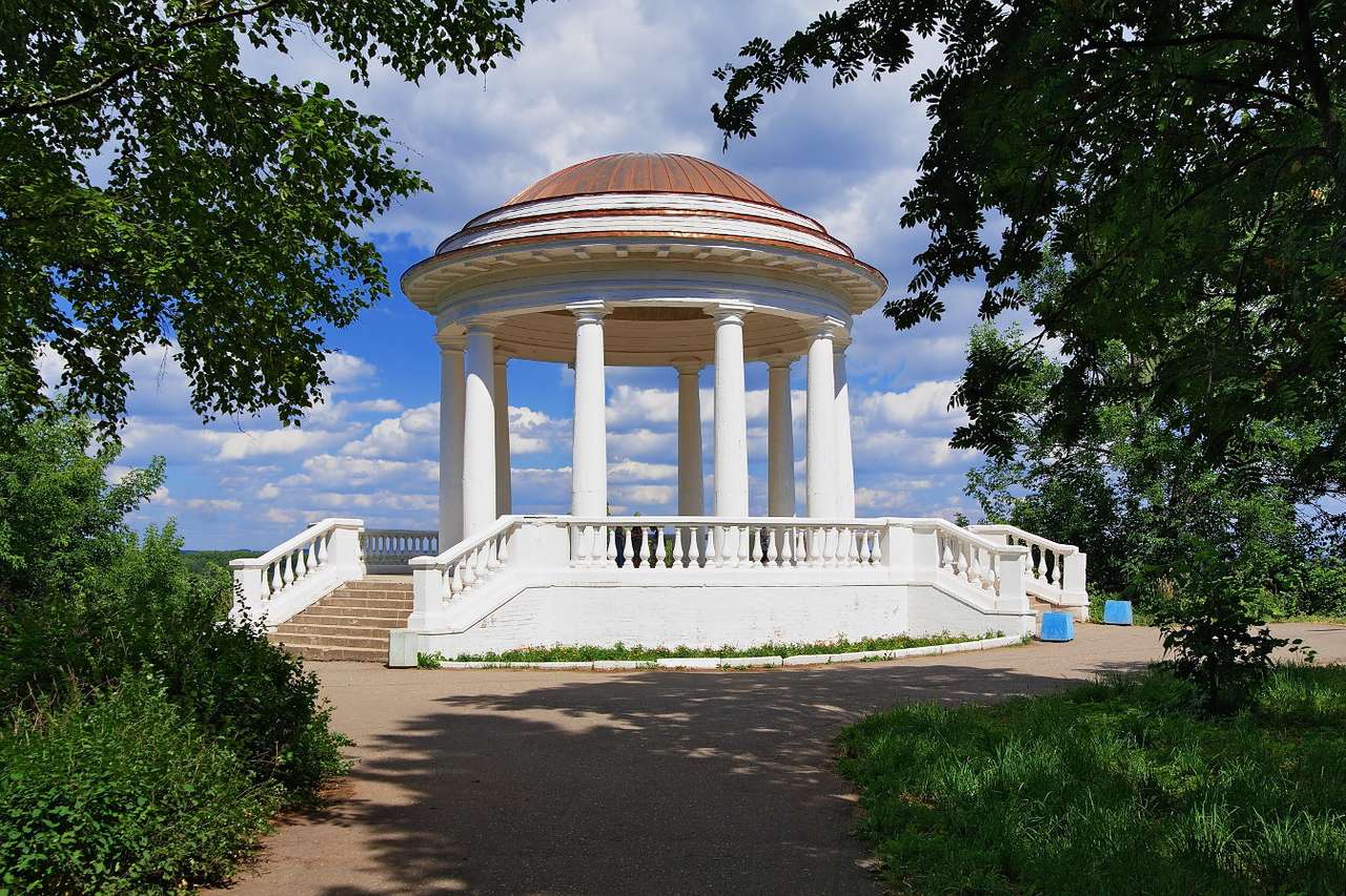 Rotunda w parku w mieście Kirow (Rosja) puzzle