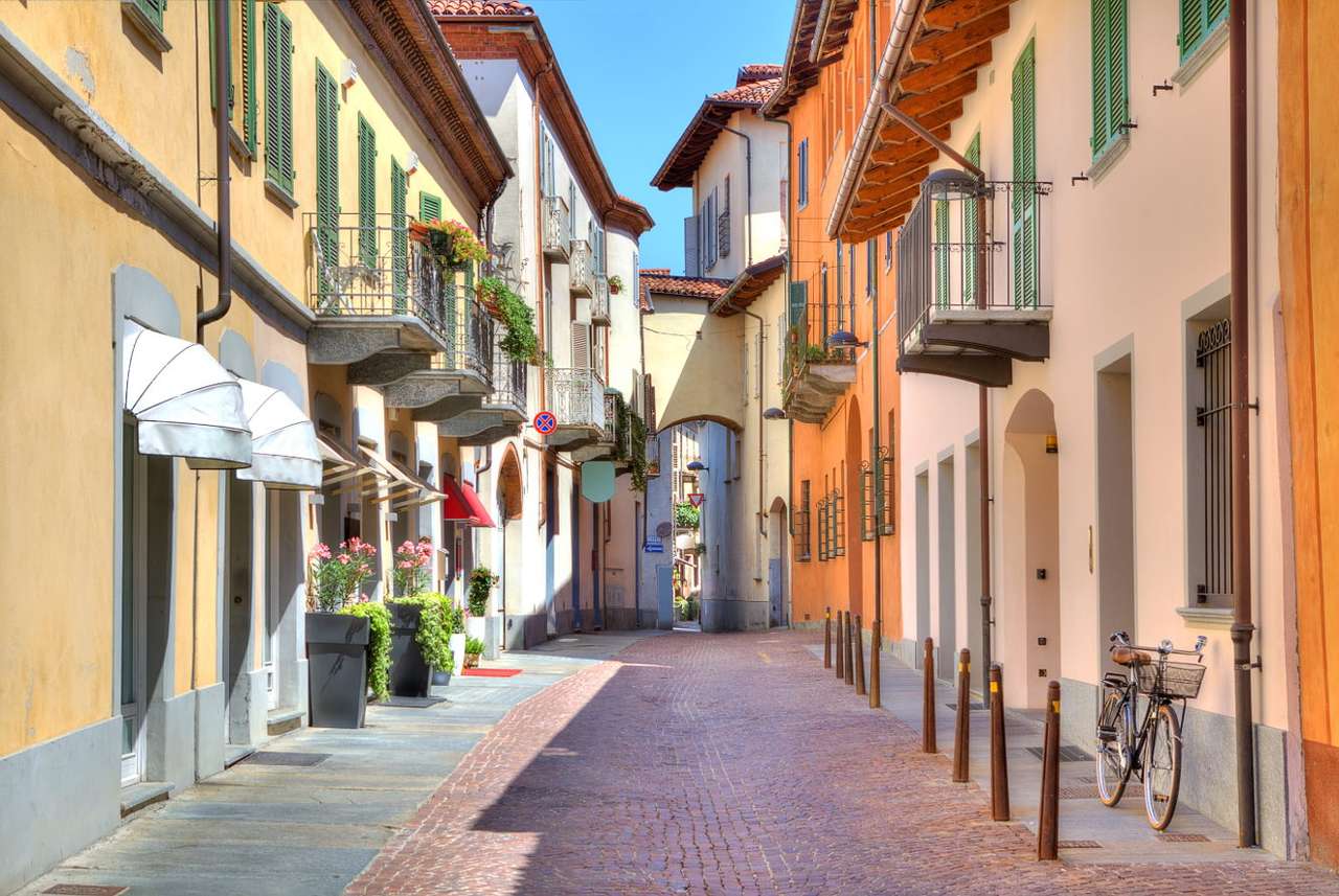 Wąska uliczka w mieście Alba (Włochy) puzzle online ze zdjęcia