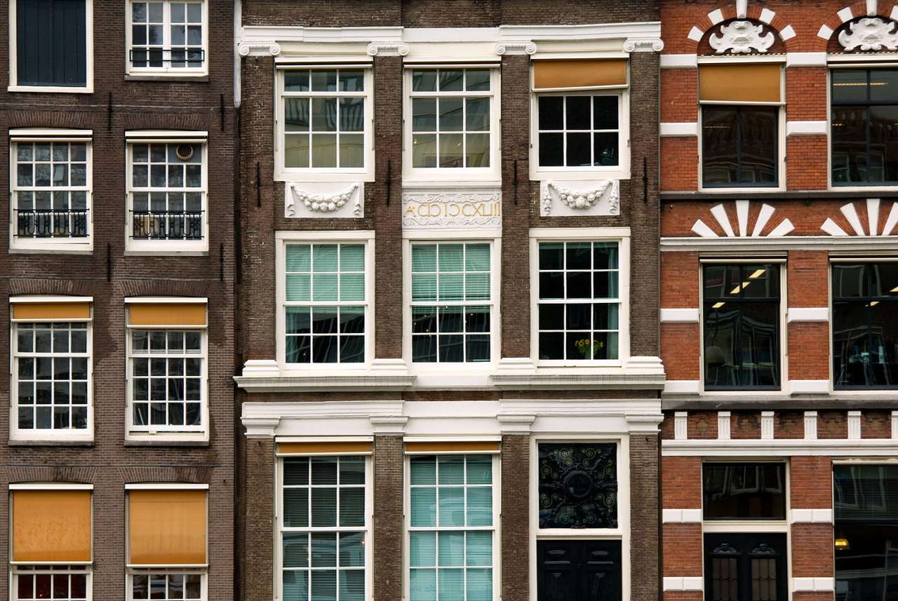 Zbliżenie na fasady domów kupieckich w Amsterdamie (Holandia) puzzle online ze zdjęcia