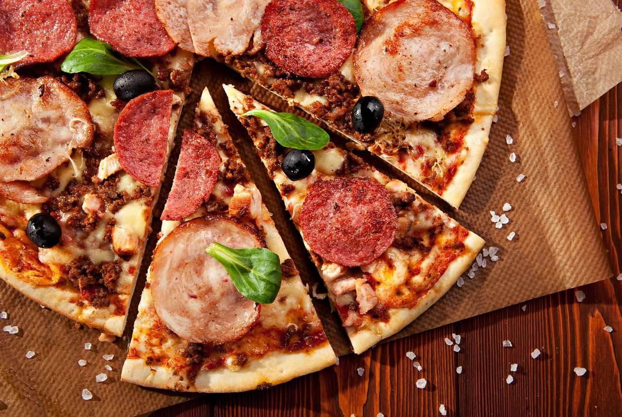 Pizza z szynką i oliwkami puzzle online
