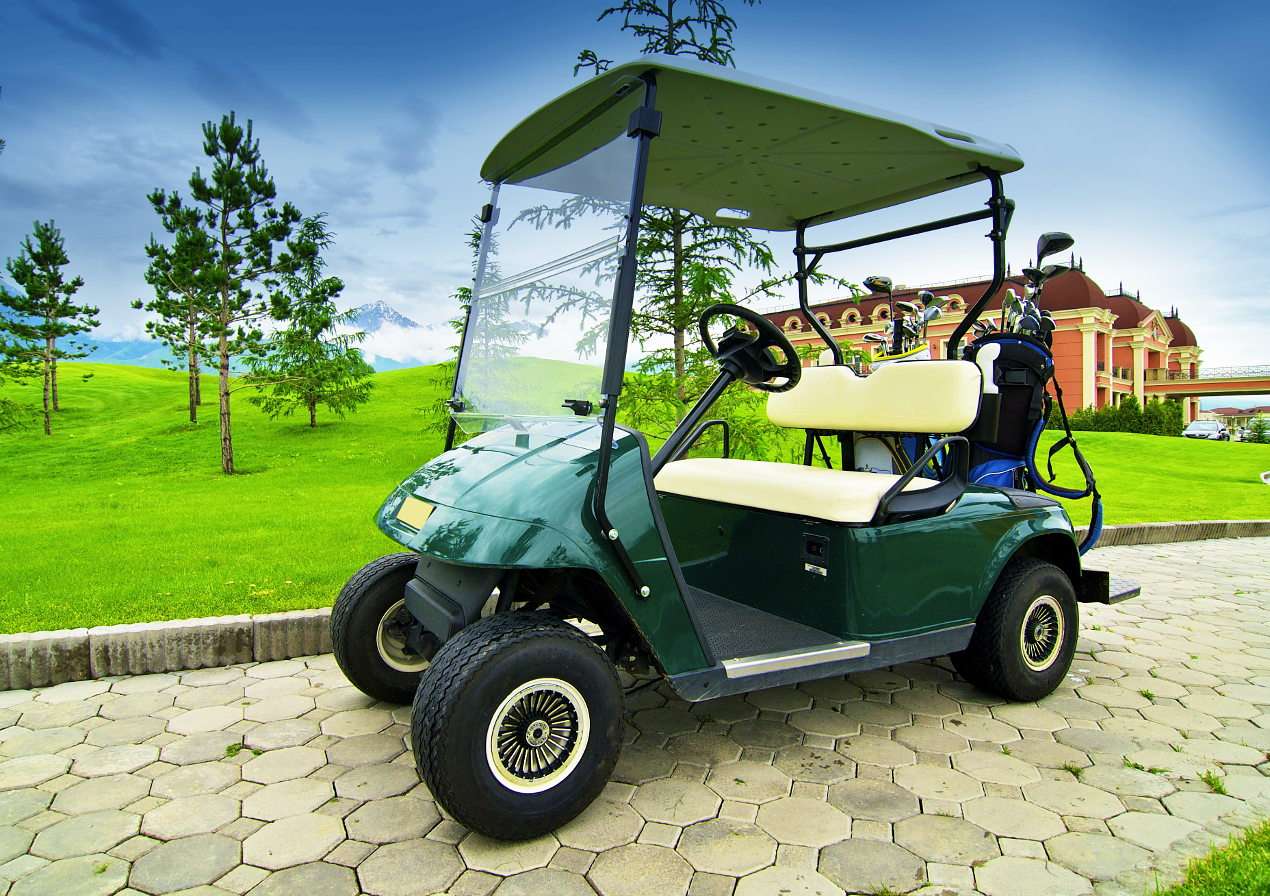 Ciemnozielony wózek golfowy puzzle ze zdjęcia