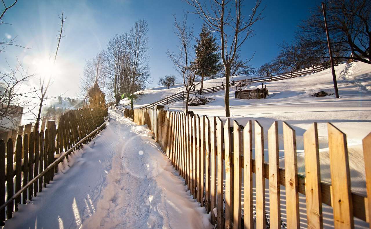 Wąska wiejska droga zasypana śniegiem puzzle online