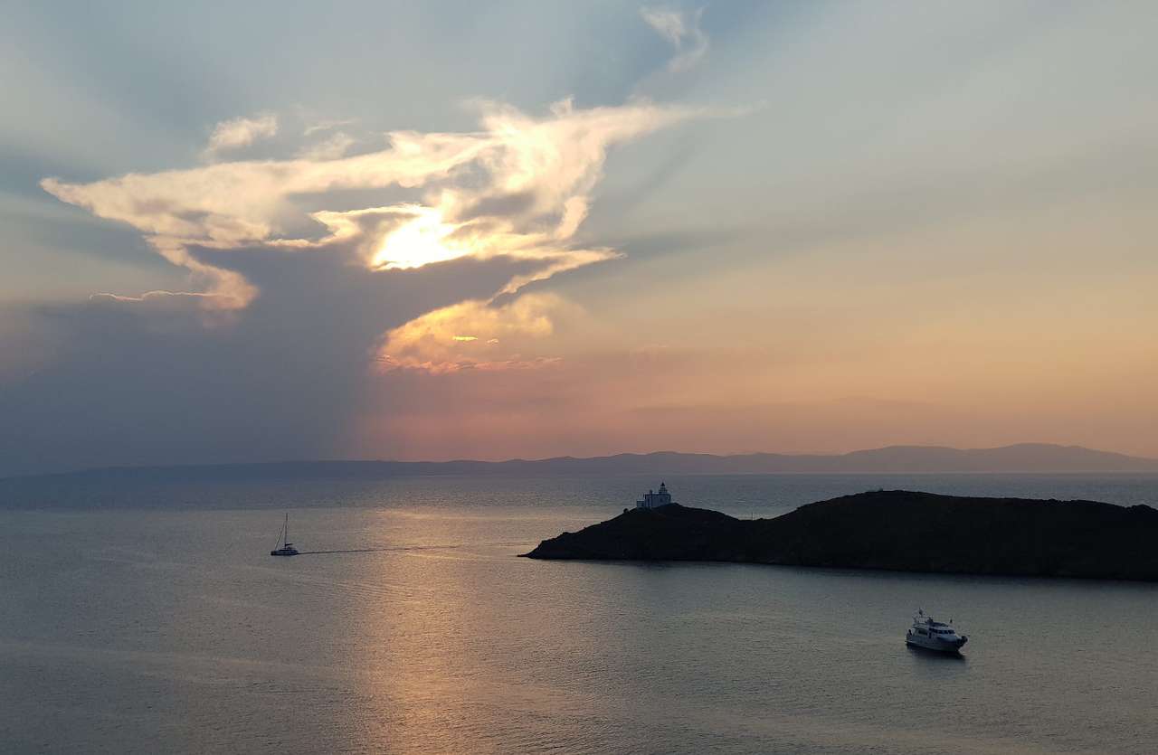 Widok z wyspy Kiea na Makronisos (Grecja) puzzle ze zdjęcia