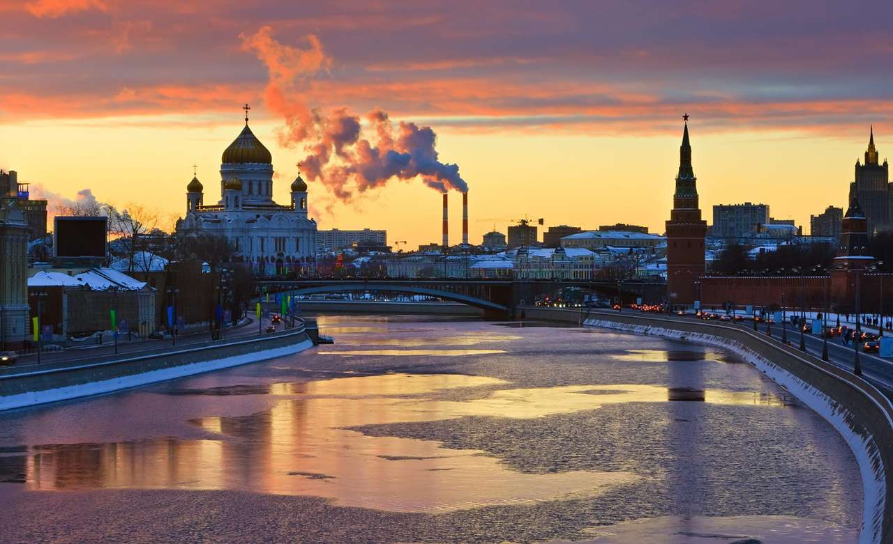 Zachód słońca nad rzeką Moskwą (Rosja) puzzle online