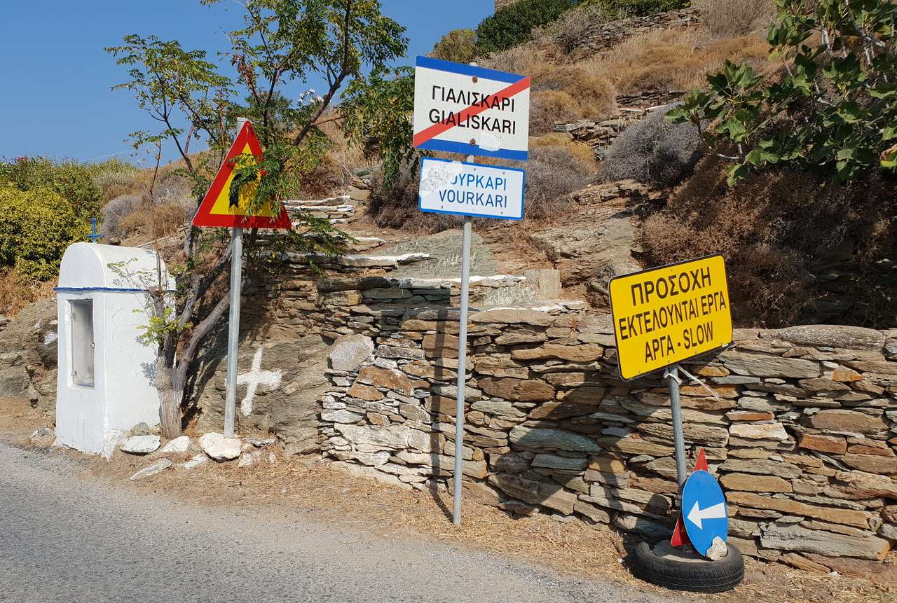Znaki przy drodze na wyspie Kiea (Grecja) puzzle ze zdjęcia