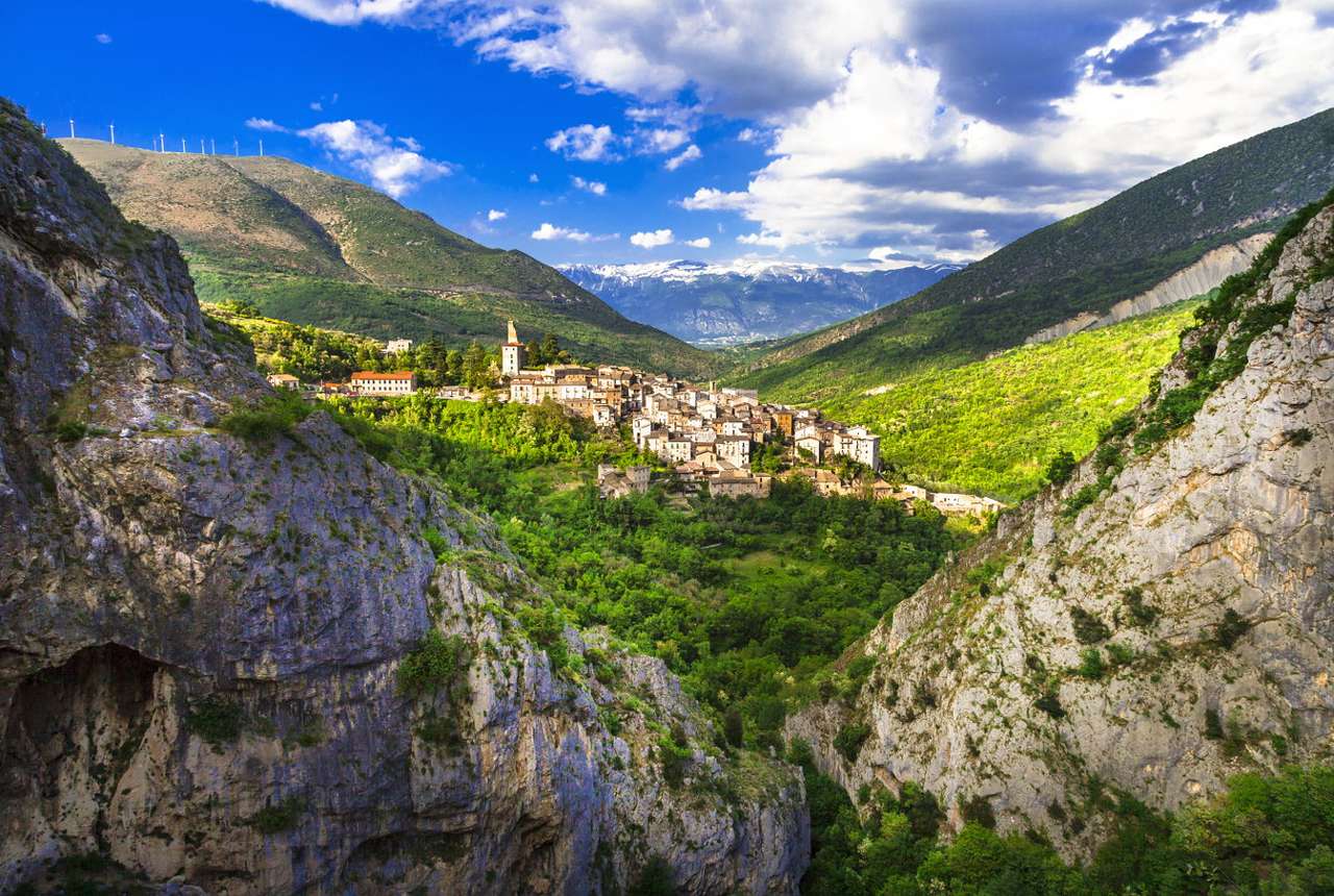 Górska wioska w Abruzji (Włochy) puzzle online ze zdjęcia