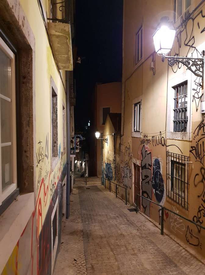 Boczna uliczka w dzielnicy Bairro Alto (Portugalia) puzzle online
