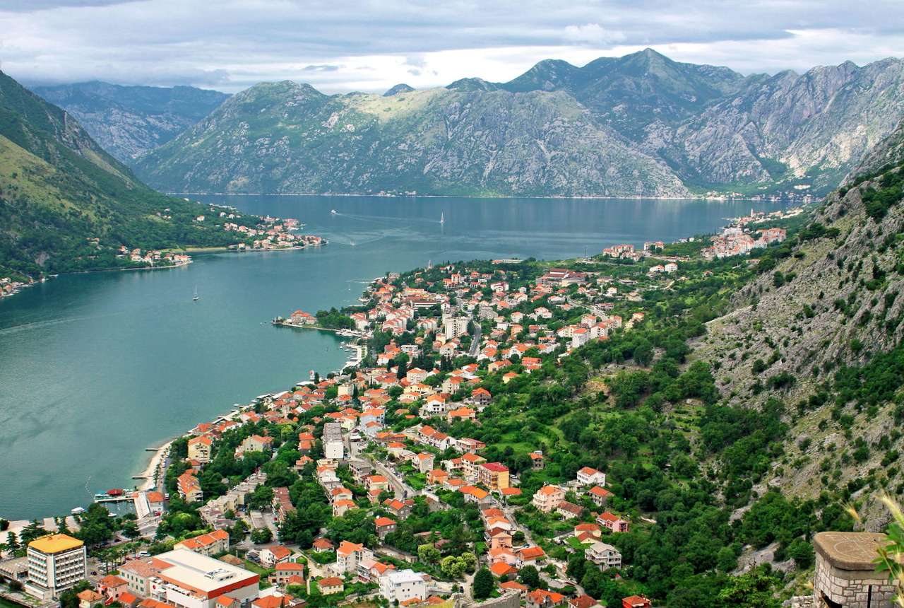 Widok z lotu ptaka na Kotor (Czarnogóra) puzzle online ze zdjęcia