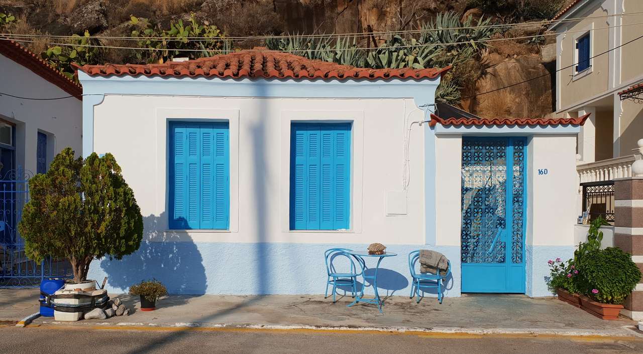 Budynki przy głównej ulicy Poros (Grecja) puzzle online ze zdjęcia