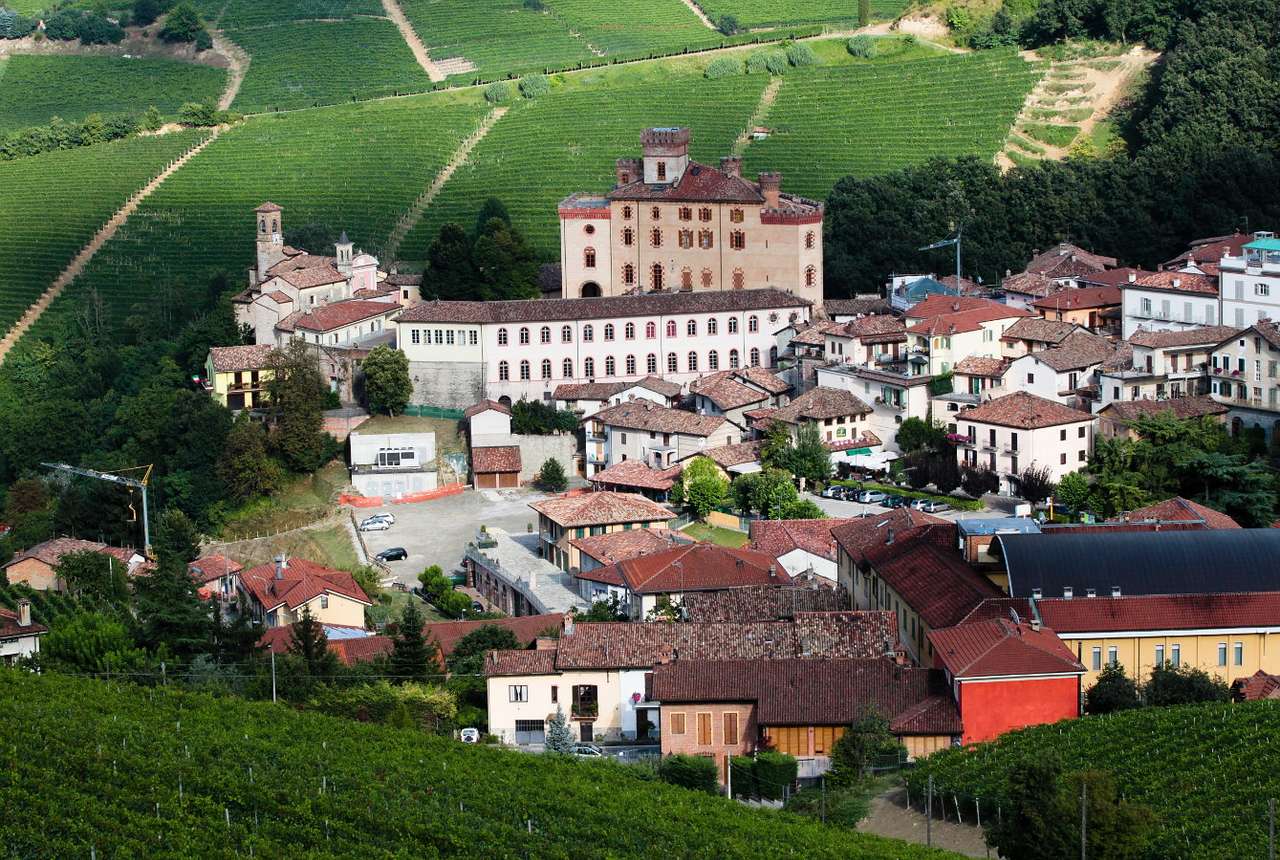 Miejscowość Barolo otoczona winnicami (Włochy) puzzle online ze zdjęcia