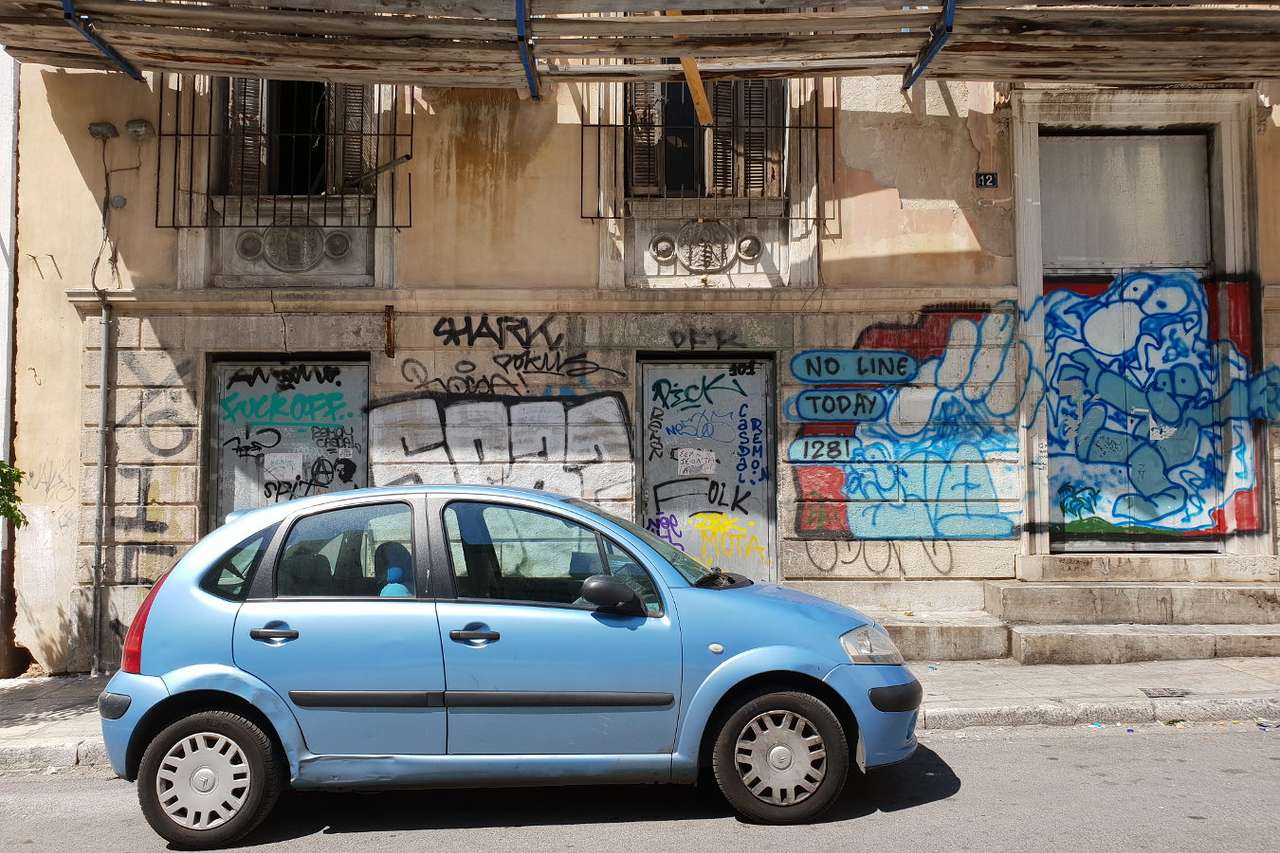 Boczna uliczka w dzielnicy Psiri w Atenach (Grecja) puzzle online