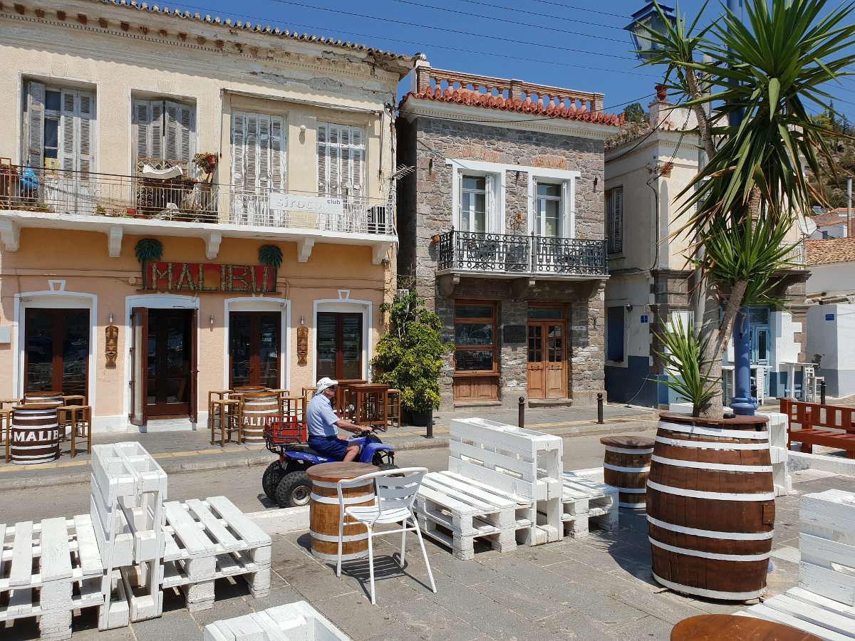 Budynki przy nabrzeżu Poros (Grecja) puzzle online