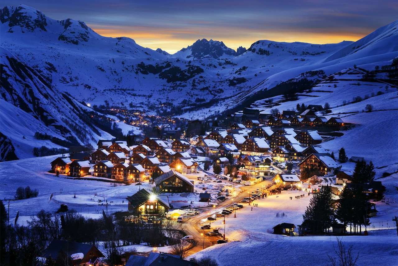 Ośrodek narciarski w Saint Jean d'Arves po zmroku (Francja) puzzle online
