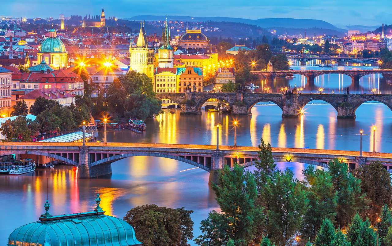Wieczorna panorama Pragi nad Wełtawą (Czechy) puzzle online ze zdjęcia