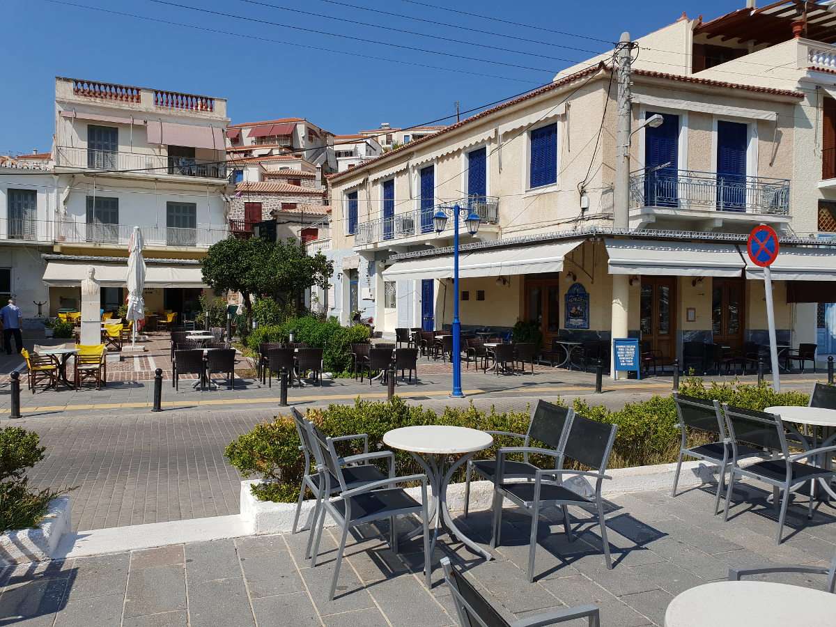 Plac z kawiarniami w Poros (Grecja) puzzle online ze zdjęcia