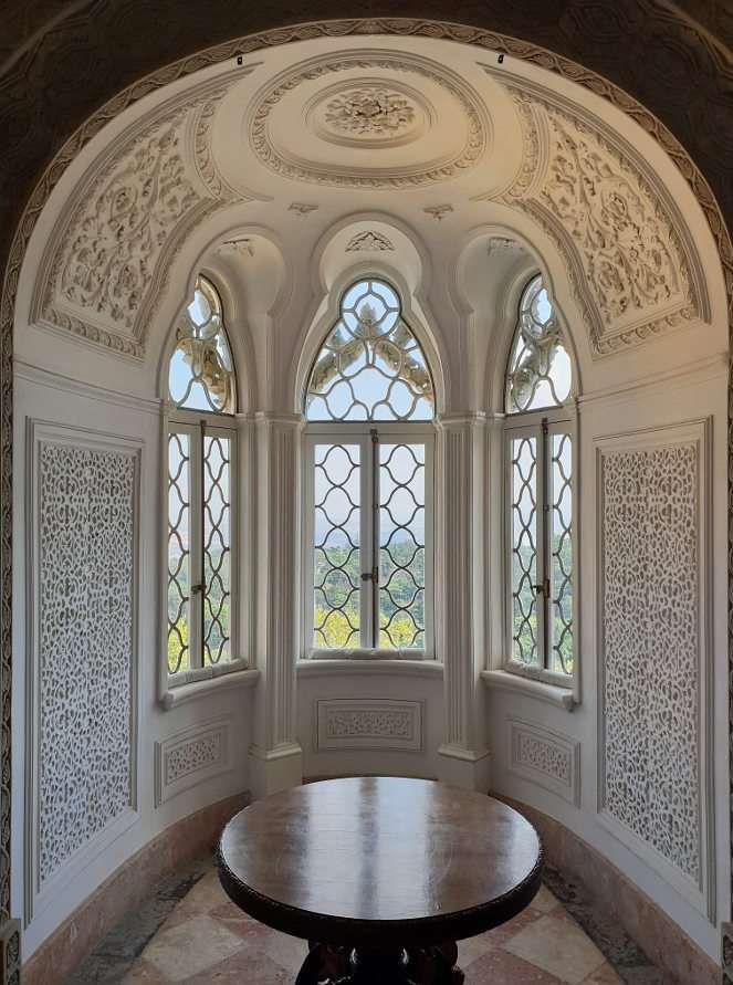 Okno wykuszowe w Pałacu Pena w Sintrze (Portugalia) puzzle online ze zdjęcia