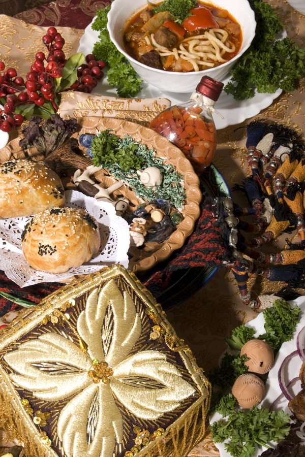 Stół zastawiony potrawami kuchni kaukaskiej puzzle online ze zdjęcia