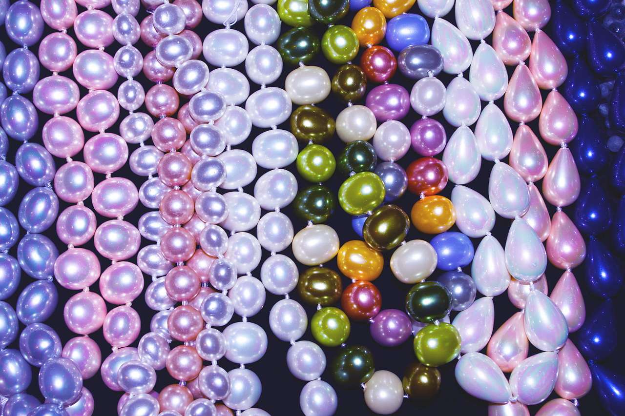 Kolorowe naszyjniki z koralików puzzle online