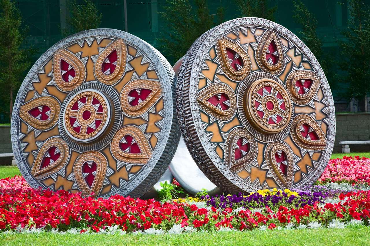 Rzeźba w kształcie dwóch pierścieni w Astanie (Kazachstan) puzzle online