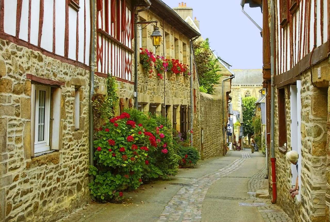 Wąska uliczka w Tréguier (Francja) puzzle online ze zdjęcia