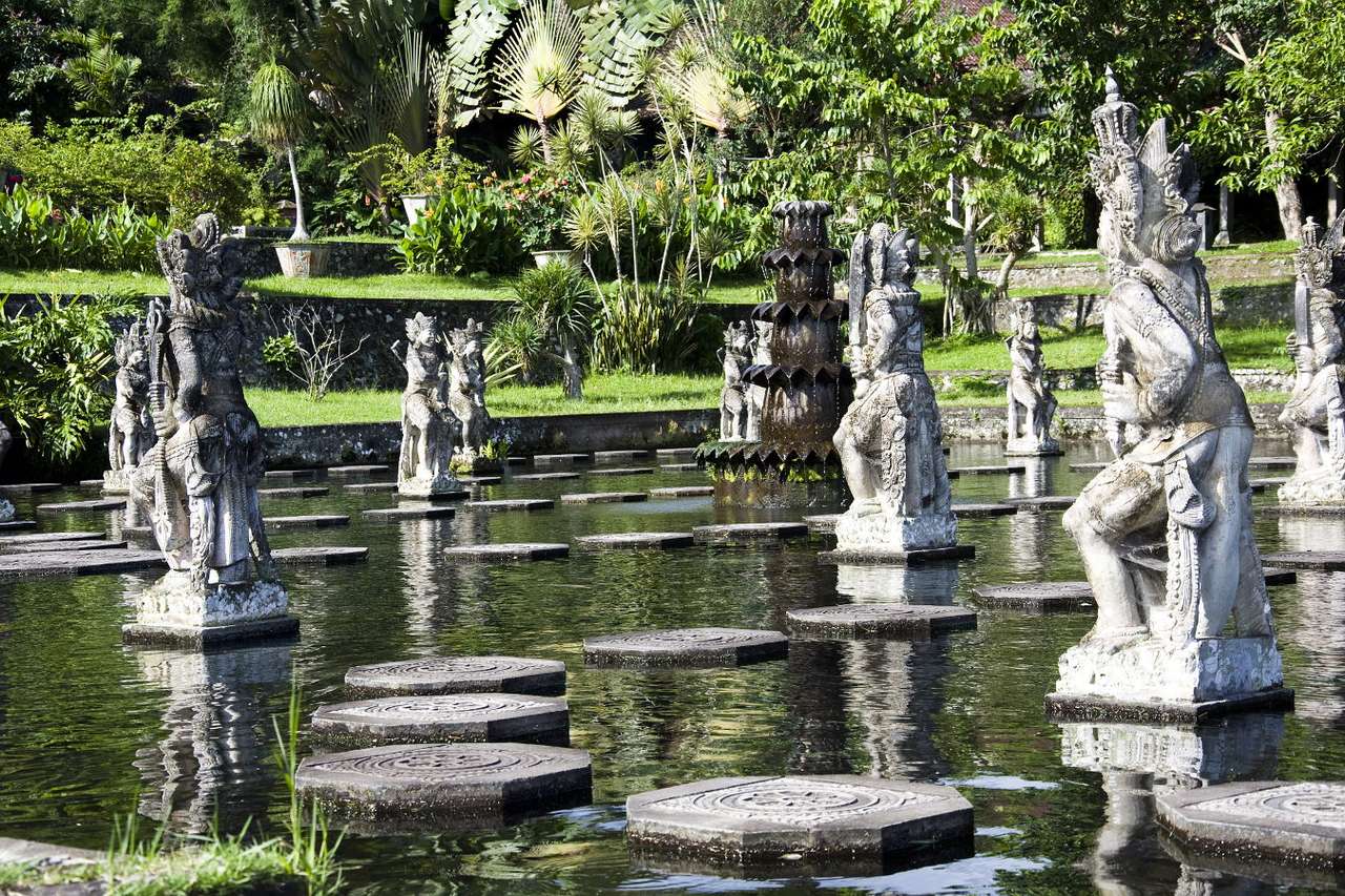 Detale architektoniczne wodnego pałacu Tirta Gangga (Indonezja) puzzle online ze zdjęcia