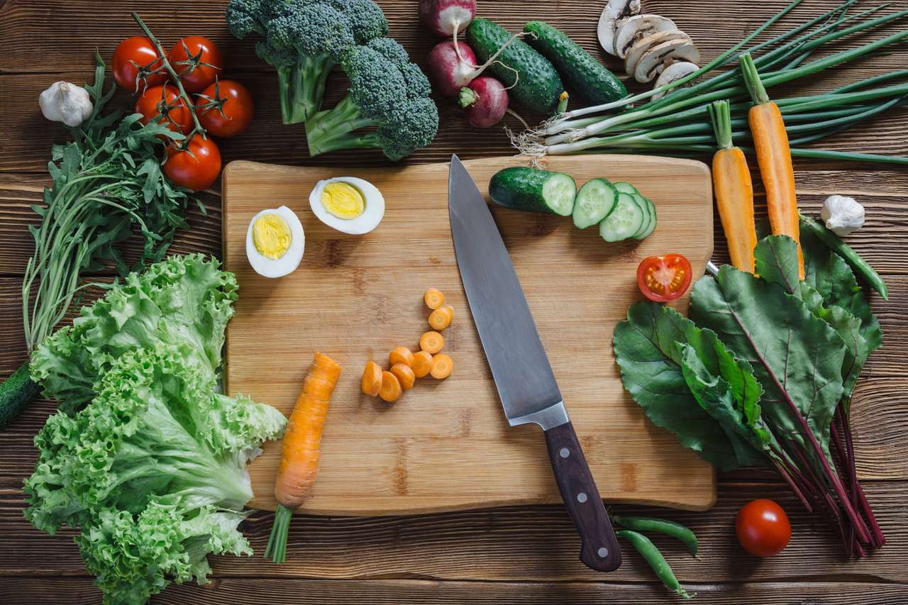 Świeże warzywa na desce do krojenia puzzle online ze zdjęcia