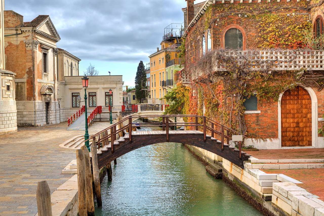 Drewniany mostek nad kanałem w Wenecji (Włochy) puzzle ze zdjęcia
