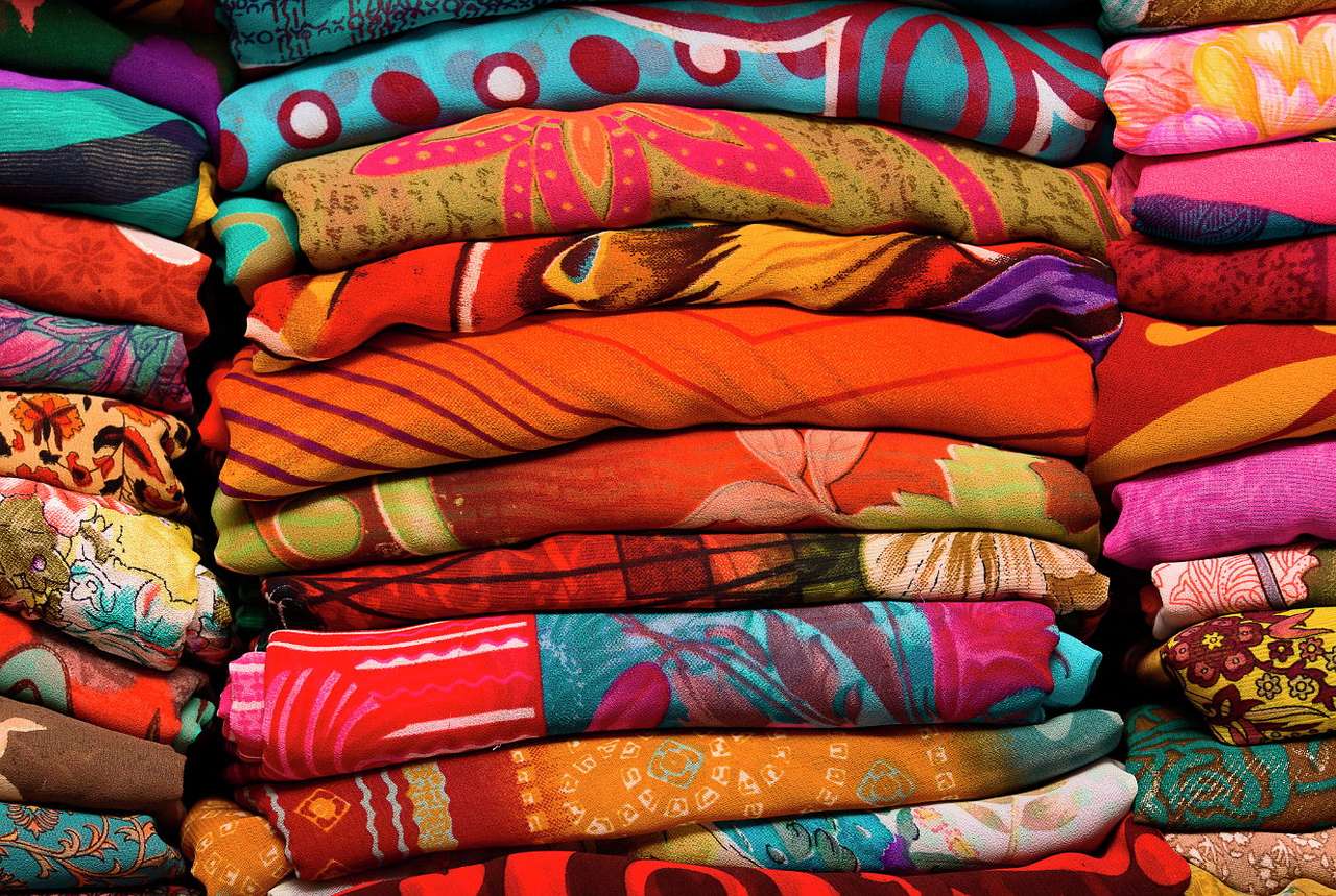 Kolorowe tkaniny na bazarze w Indiach puzzle online