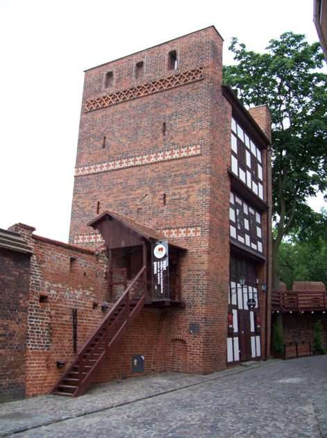 Krzywa Wieża w Toruniu puzzle online ze zdjęcia