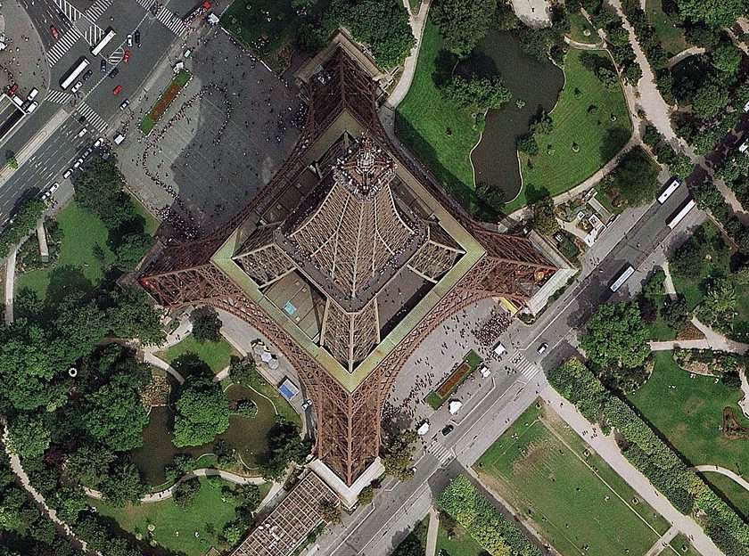Wieża Eifel'a z lotu ptaka puzzle online