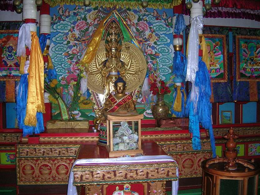 Ołtarz w świątyni Buddyjskiej puzzle online ze zdjęcia
