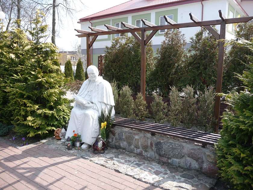Ławeczka Jana Pawła II puzzle online ze zdjęcia