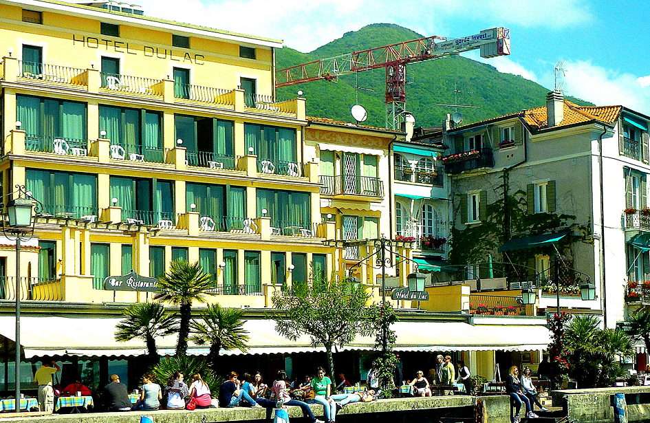 Hotel nad jeziorem Garda puzzle online ze zdjęcia