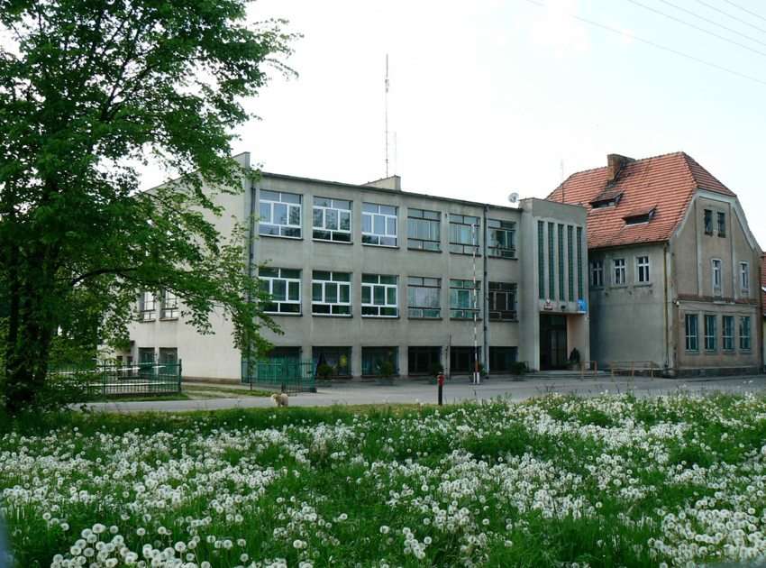 Szkoła w Niemczynie puzzle online ze zdjęcia