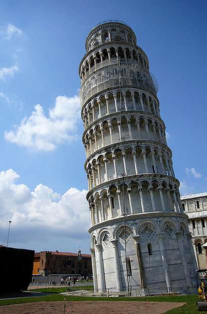 Krzywa wieża puzzle online ze zdjęcia