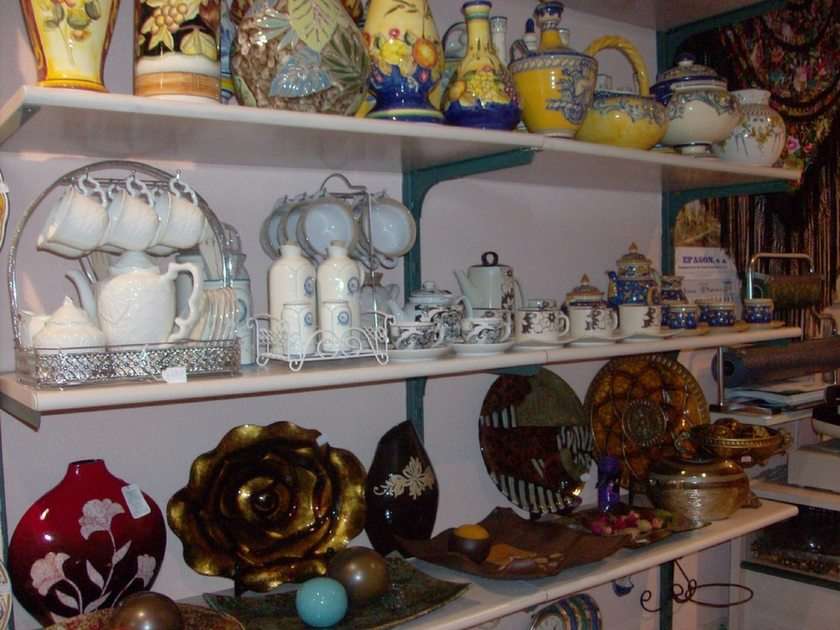 estanteria de porcelanas puzzle online ze zdjęcia