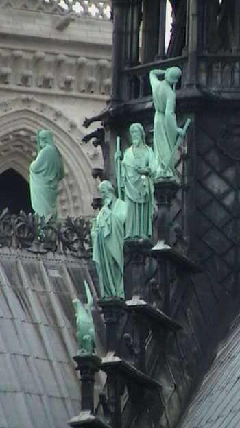 Statuty w pobliżu jednej z wież Notre Dame puzzle online