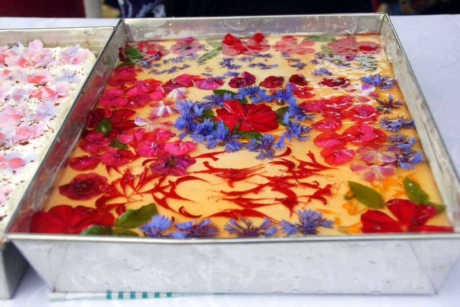 Ciasto z kwiatów jadalnych puzzle online ze zdjęcia