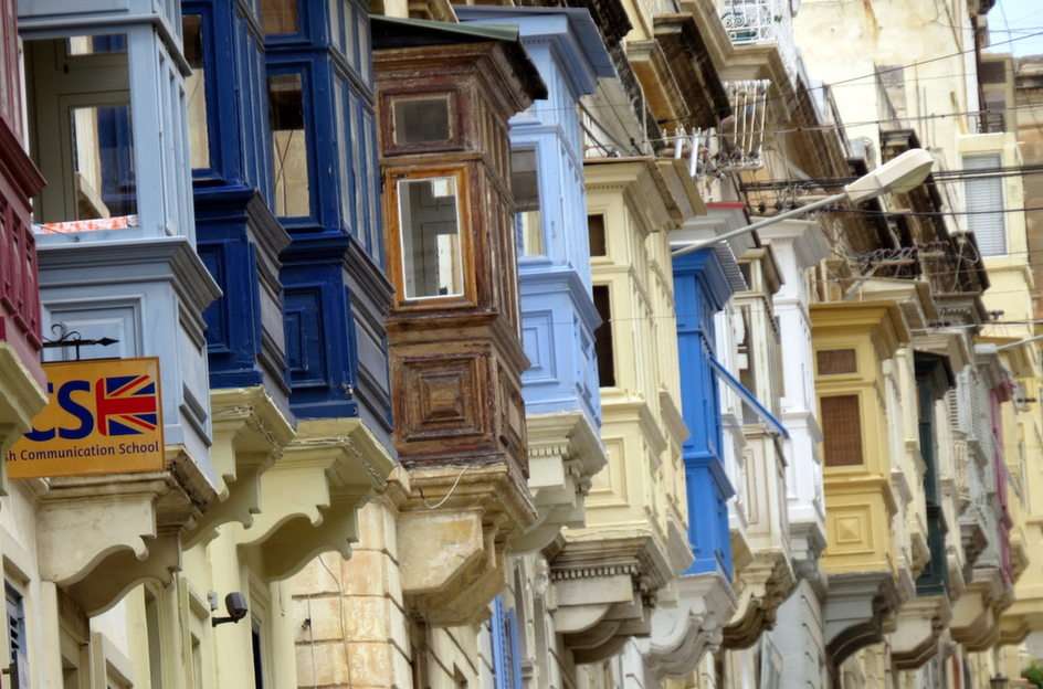 elewacje domów w Sliema na Malcie puzzle online