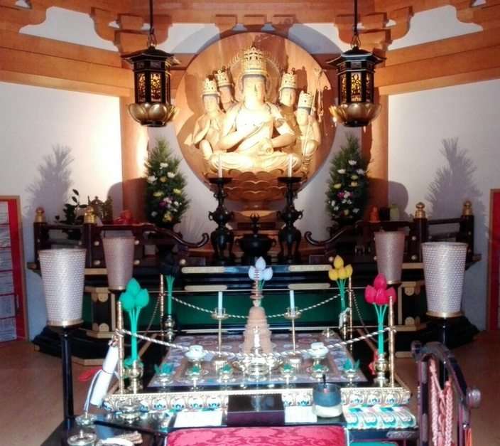 W Świątyni Buddyjskiej puzzle online ze zdjęcia